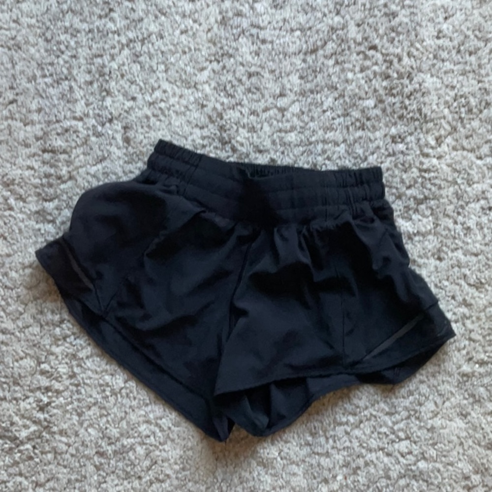 Black Lululemon Hottie hots 2’ worn once and has perfect condition! (: 🖤